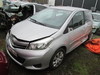 dañado vehículos comerciales Toyota Yaris 1,3 Lounge 2012/3