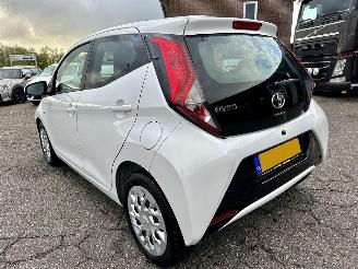 Toyota Aygo 1.0 VVT-i 72pk X-Play 5drs - 31dkm nap - camera - airco - cruise - aux - usb - bleutooth - stuurbediening picture 5