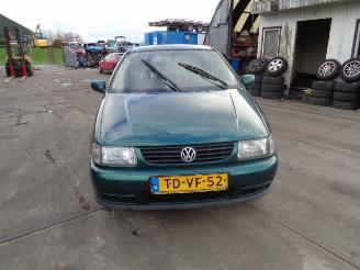 Vaurioauto  commercial vehicles Volkswagen Polo Polo (6N1) Hatchback 1.6i 75 (AEE) [55kW]  (10-1994/10-1999) 1998/3